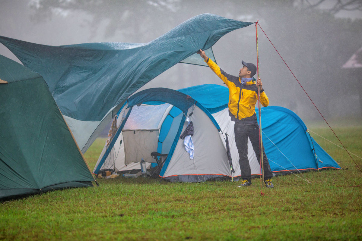 Tent herstellen in de regen