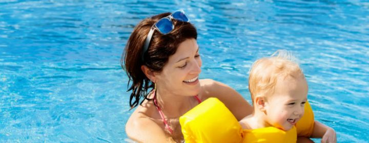 Fun in the toddler pool – tips for swimming with babies